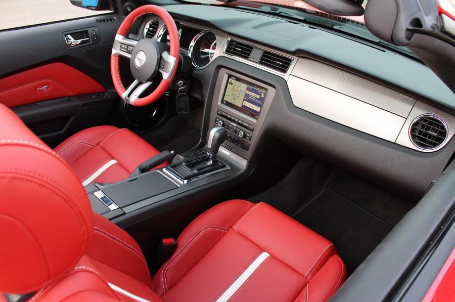  Ford Mustang GT Convertible 2013 года  (фото 27 из 65)